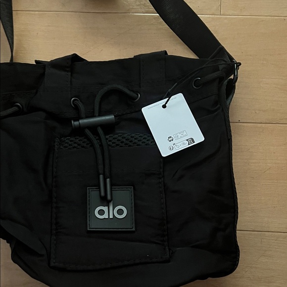 ALO YOGA BUCKET CROSSBODY BAG - Picture 5 of 5